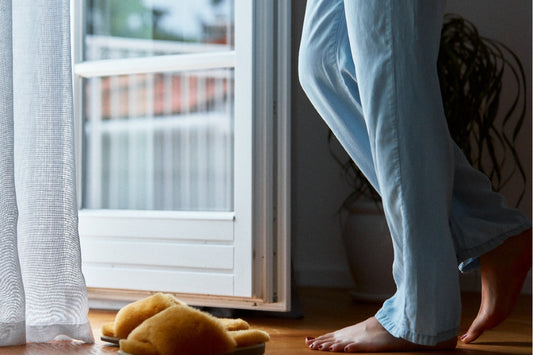 Vaikščioti namuose basomis ar su šlepetėmis - kas sveikiau?