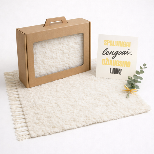 Dovanų rinkinys su baltu vilnoniu kilimu elegantiškoje dėžutėje ir atvirukas